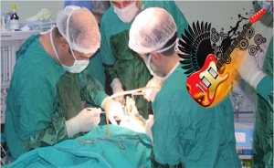 doktorlar-ameliyat-sirasinda-rock-muzik-dinliyor_96ccf