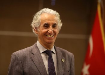 Prof. Dr. Haydar Sur: “Pandemiyle mücadelede tek silah aşılamadır”