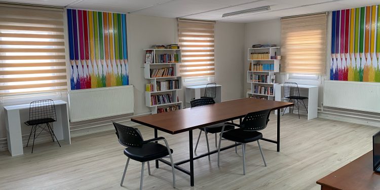 AstraZeneca Türkiye Gönüllülük Takımı, Elazığ Akçakiraz İlkokulu’na yeni bir kütüphane kazandırdı