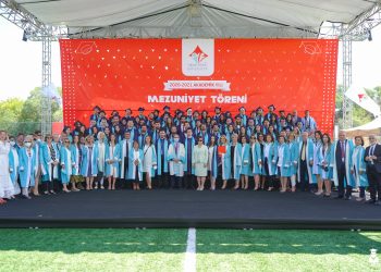 YÜKSEK İHTİSAS ÜNİVERSİTESİ TIP FAKÜLTESİ İLK MEZUNLARINI VERDİ