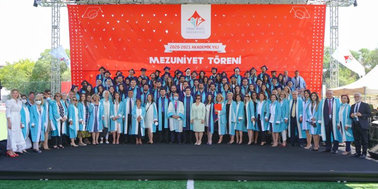 YÜKSEK İHTİSAS ÜNİVERSİTESİ TIP FAKÜLTESİ İLK MEZUNLARINI VERDİ