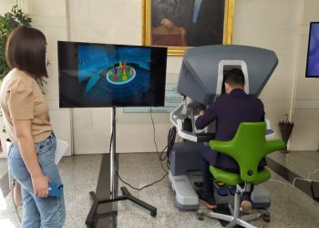 Robot simülatörü Anadolu Sağlık Merkezi’nde