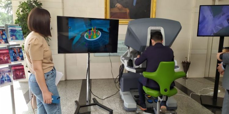 Robot simülatörü Anadolu Sağlık Merkezi’nde