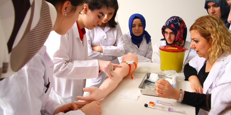 13 bölümde sağlık profesyonelleri yetişiyor…