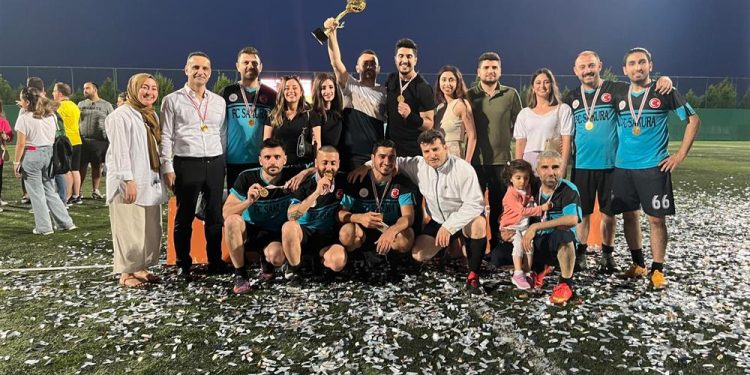 Sağlık çalışanları, futbol turnuvasında kıyasıya mücadele etti