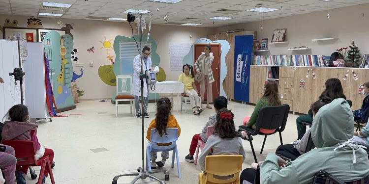 Berko İlaç “Demir Kız” ile Hastanedeki Çocuklarla Buluşuyor