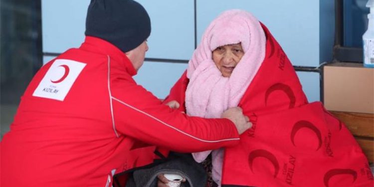 Kızılay on binlerce çadırı kurmaya devam ediyor