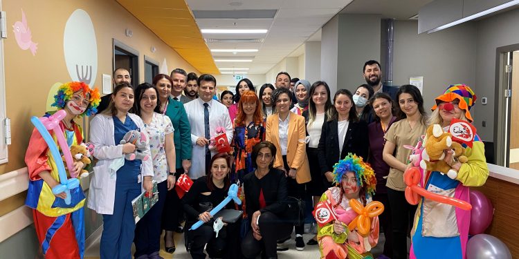 Eczacıbaşı Tüketici Sağlığı Pediatri Grubu 23 Nisan’ı Hastanelerde Geçiren Çocukların Yanındaydı!