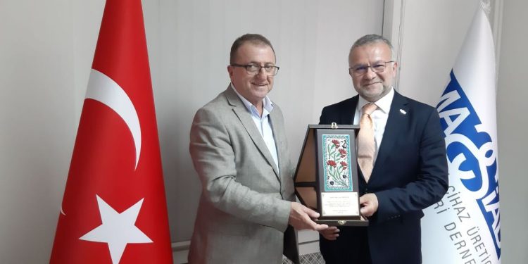 KAZIM ERYAŞAR’A MASSİAD’DAN VEFA PLAKETİ