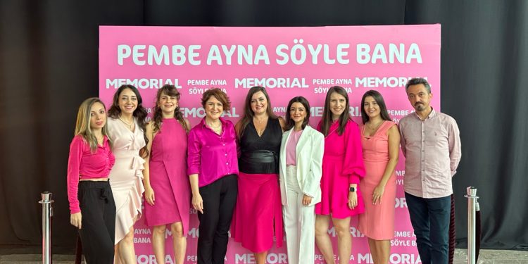 ÜNLÜLER VE KANSER KAHRAMANLARI MEME FARKINDALIĞI İÇİN “PEMBE AYNA SÖYLE BANA” DEDİ