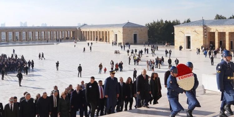 TÜMDEF ve SEİS üyeleri Anıtkabir’i ziyaret etti
