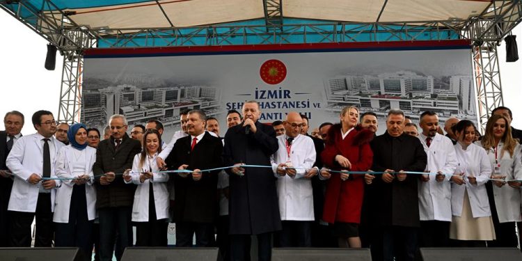 2060 yatak kapasiteli İzmir Bayraklı Şehir Hastanesi’nin resmi açılışı yapıldı