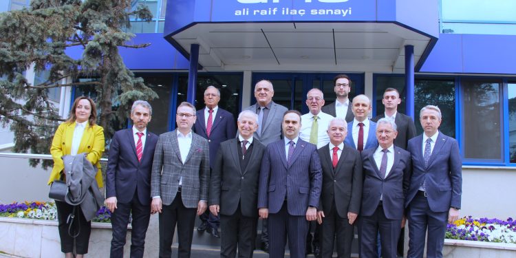 Sanayi ve Teknoloji Bakanı Mehmet Fatih Kacır, Ali Raif İlaç üretim tesislerini gezdi