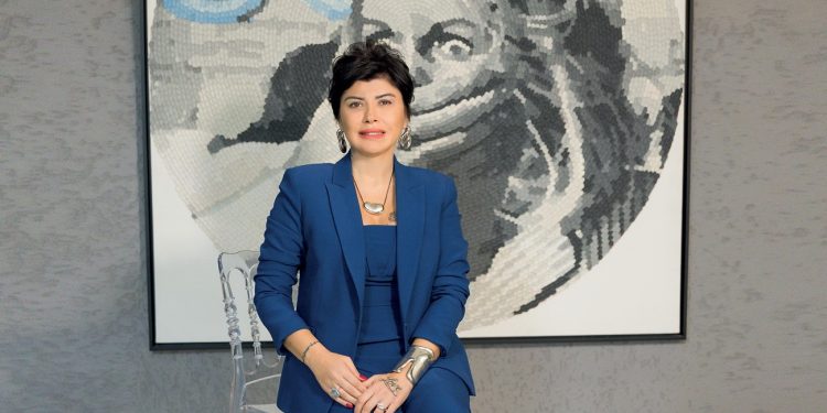 “Sağlık sektöründe biz kadınlar sahadan yönetime kadar her yerdeyiz. Sektörün yönünü artık biz değiştiriyoruz.”