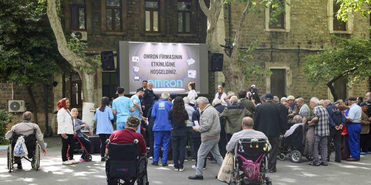 Darülaceze sakinlerine tansiyon ölçümünün önemi anlatıldı