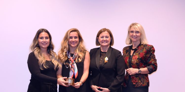 Roche Türkiye ve Türk Eğitim Derneği, “Sağlıkta Sosyal Sorumluluk” ödülüne layık görüldü