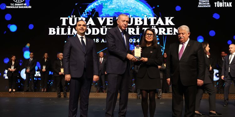 İstinye Üniversitesi akademisyenlerine TÜBA ve TÜBİTAK’tan bilim ödülü