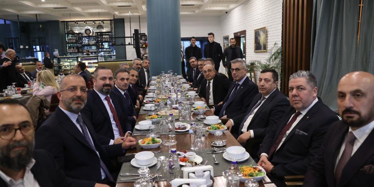Sağlık Bakanı Kemal Memişoğlu, Tıbbi Cihaz Sektör Platformu’nun iftarına katıldı