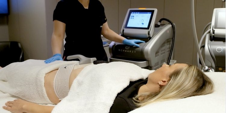 Esteworld’den Bölgesel İncelme, Sıkılaşma ve Selülit Görünümüne Karşı Kapsayıcı Çözüm: Fitback