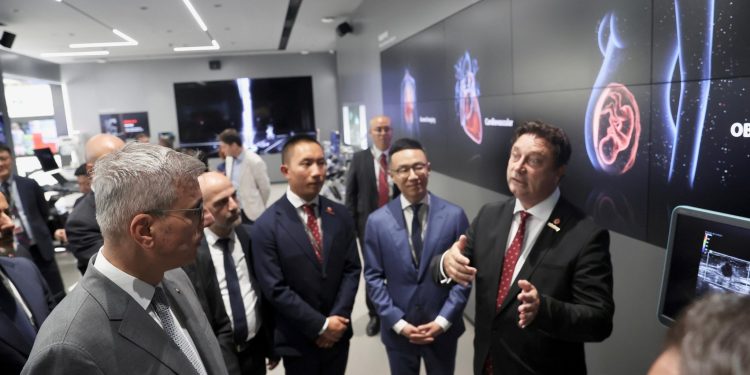 Sağlık Bakanı Prof. Dr. Memişoğlu, Çin ziyareti kapsamında Mindray merkezini ziyaret etti