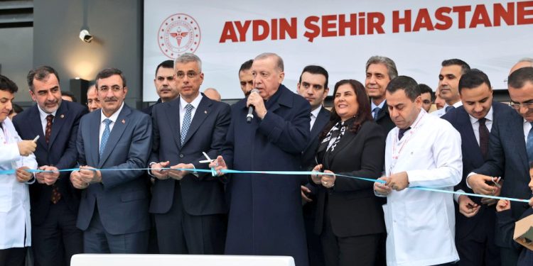 1.300 yatak kapasiteli Aydın Şehir Hastanesi hizmete açıldı