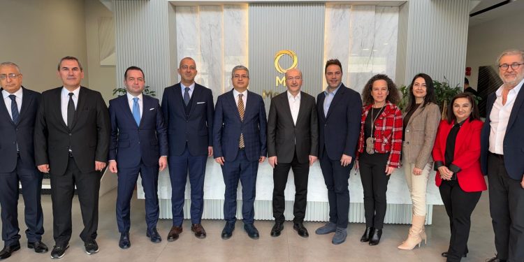 DMO Genel Müdürü Şinasi Candan’dan İzmir’de Tıbbi Cihaz Üreticilerine Ziyaret