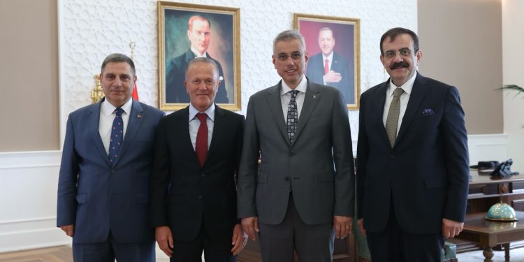 Özel hastanelerin sorunları Bakan Memişoğlu’na anlatıldı